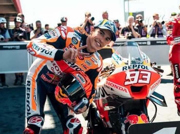 Marquez festeggia la vittoria di una delle recenti gare del Moto GP - Foto profilo Instagram - Cronacalive.it