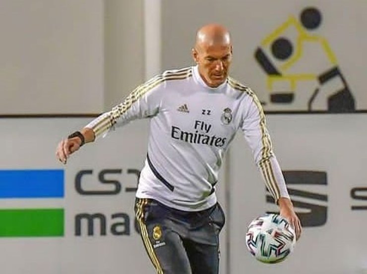 Zinedine Zidane in un allenamento da coach del Real Madrid - foto profilo Instagram - Cronacalive.it