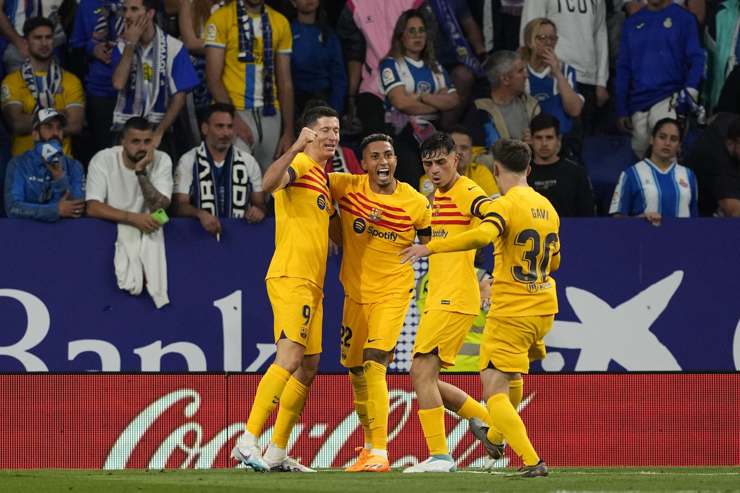 I giocatori del Barcellona festeggiano la vittoria contro l'Espanyol e della Liga - Foto ANSA - Cronacalive.it
