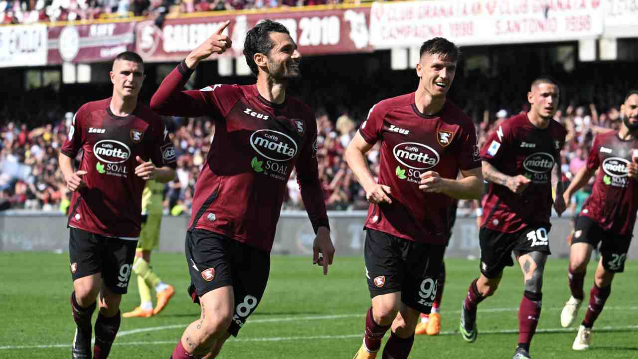 I giocatori della Salernitana festeggiano un goal - Foto ANSA - Cronacalive.it