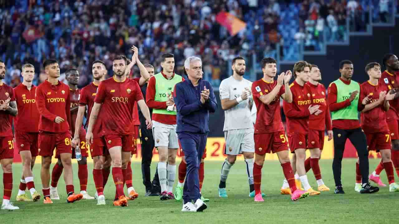 La Roma e mister Mourinho a fine partita - Foto ANSA - Cronacalive.it