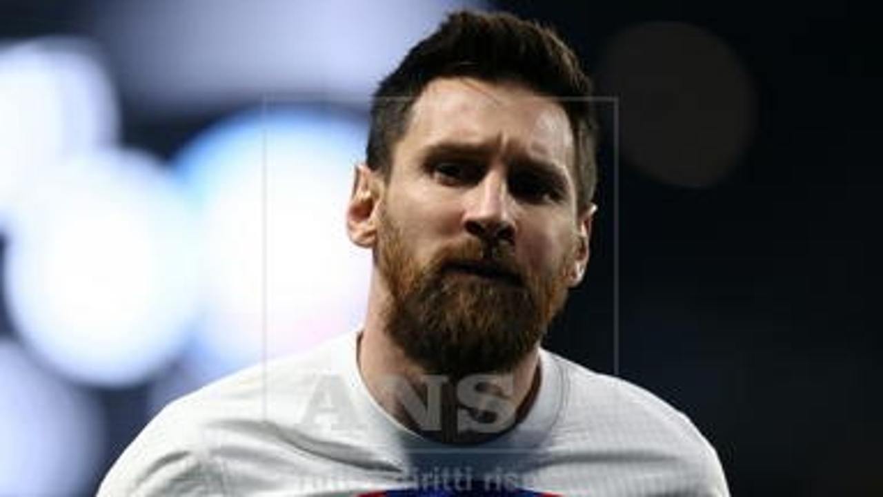 Leo Messi con la maglia del Paris Saint Germain - foto ANSA - Cronacalive.it