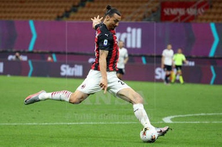 Zlatan Ibrahimovic con la maglia del Milan - foto ANSA - Cronacalive.it