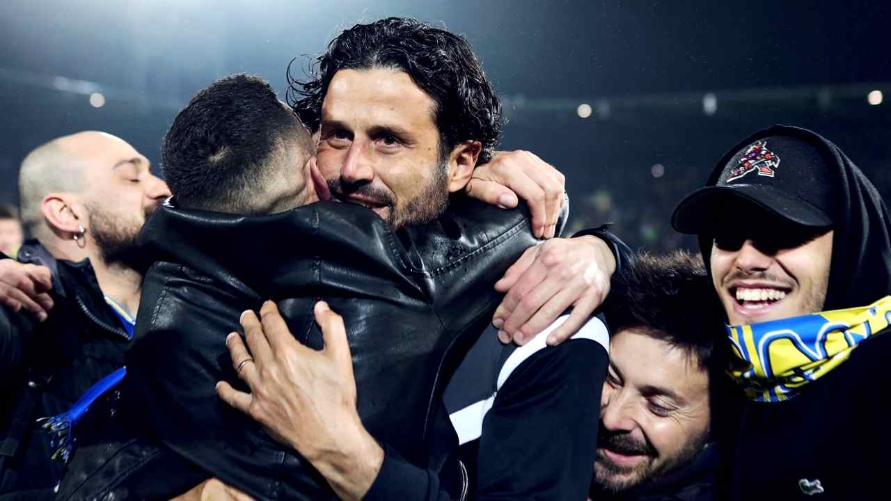 Fabio Grosso insieme ai tifosi dopo la conquista della Serie A con il Frosinone - Foto ANSA - Cronacalive.it