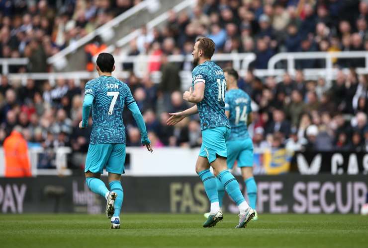 I giocatori del Tottenham festeggiano un goal in Premier League - Foto ANSA - Cronacalive.it