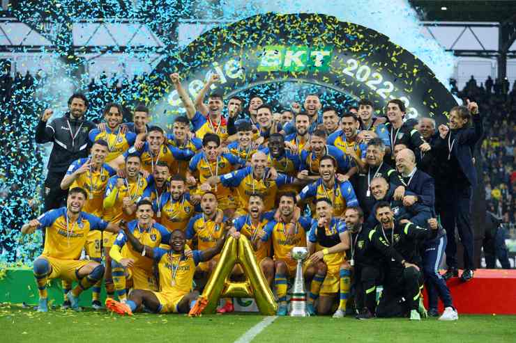 Il Frosinone alza la coppa dopo aver vinto il campionato di Serie B - Foto ANSA - Cronacalive.it