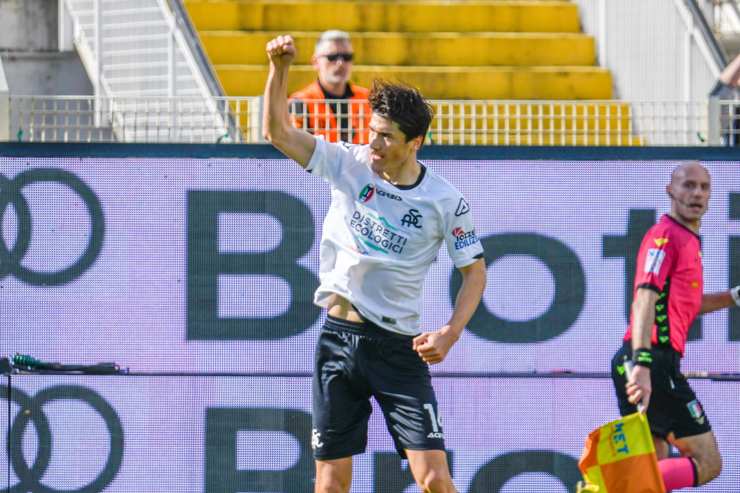 Eldor Shomurodov con la maglia dello Spezia - Foto ANSA - Cronacalive.it