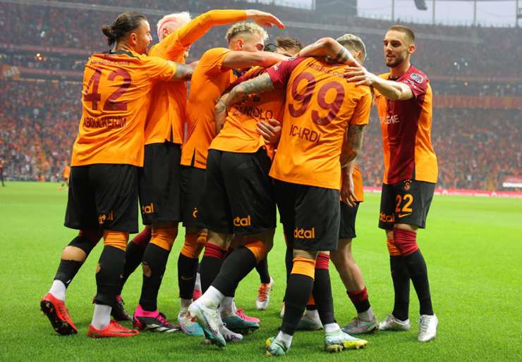 Il Galatasaray festeggia un goal - Foto ANSA - Cronacalive.it