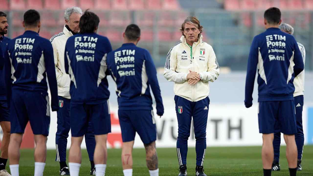Roberto Mancini e alcuni giocatori della nazionale italiana - Foto ANSA - Cronacalive.it