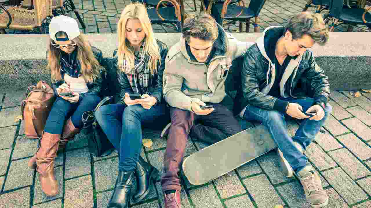 Nomofobia, cosa è la dipendenza da smartphone (Fonte Depositphotos)