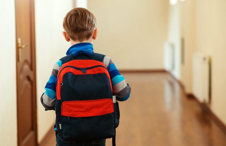 Bambino di otto anni lasciato da solo in classe (fonte Depositphotos)