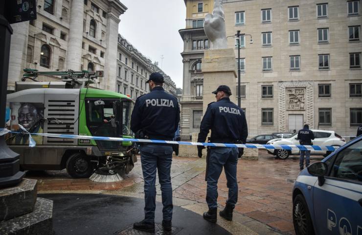 Otto poliziotti sotto accusa a Milano (fonte Ansa)
