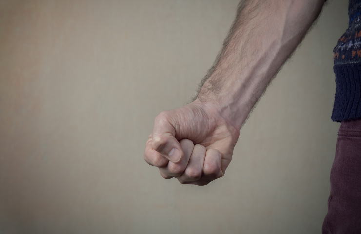 Uomo aggredisce moglie per discussione su Giulia Cecchettin (Fonte Depositphotos)