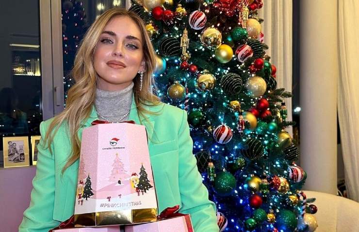 Chiara Ferragni col pandoro Balocco (Fonte web)