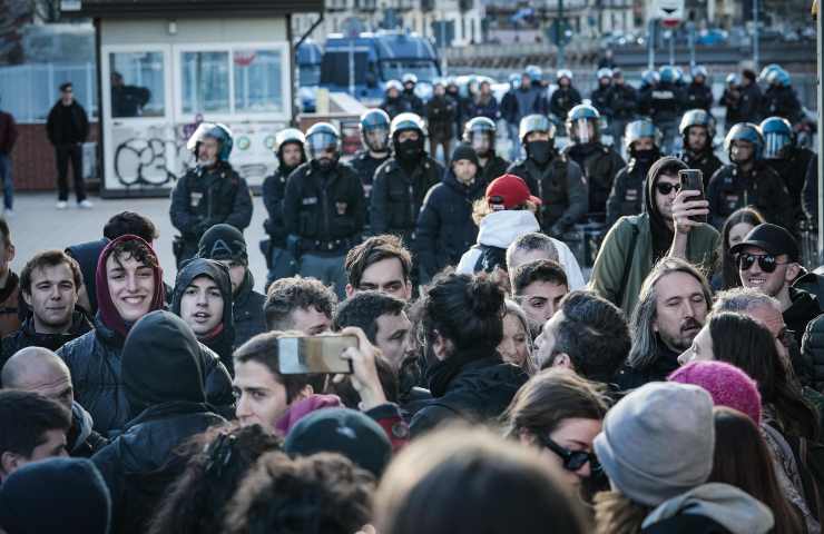 FUAN, volantinaggio al Campus Einaudi (Fonte Ansa)