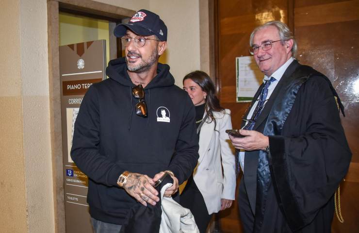 Fabrizio Corona con l'avvocato Ivano Chiesa (Fonte Ansa)