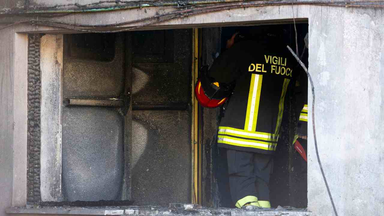 I vigili del fuoco sul luogo dell'incendio dell'ospedale di San Giovanni Evangelista