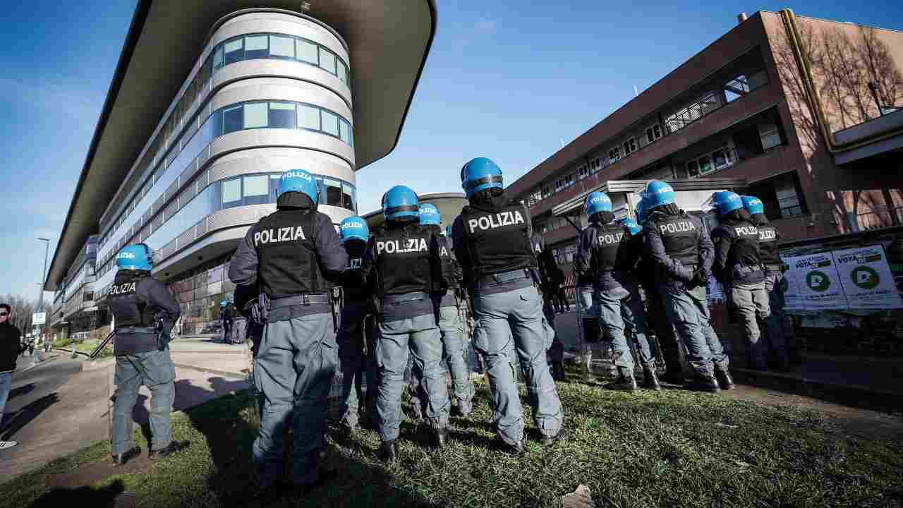 Polizia al Campus Einaudi di Torino (Fonte Ansa)
