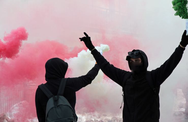 Ragazzi con passamontagna (Fonte Depositphotos)