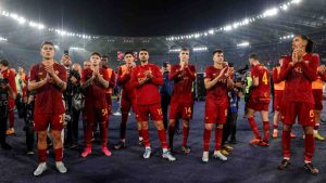La Roma saluta i tifosi dopo l'ultima partita di campionato - Foto ANSA - Cronacalive.it