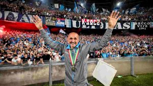 Luciano Spalletti sotto la curva del Napoli - Foto ANSA - Cronacalive.it