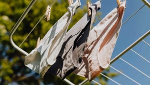 Macchie gialle su biancheria, cosa succede